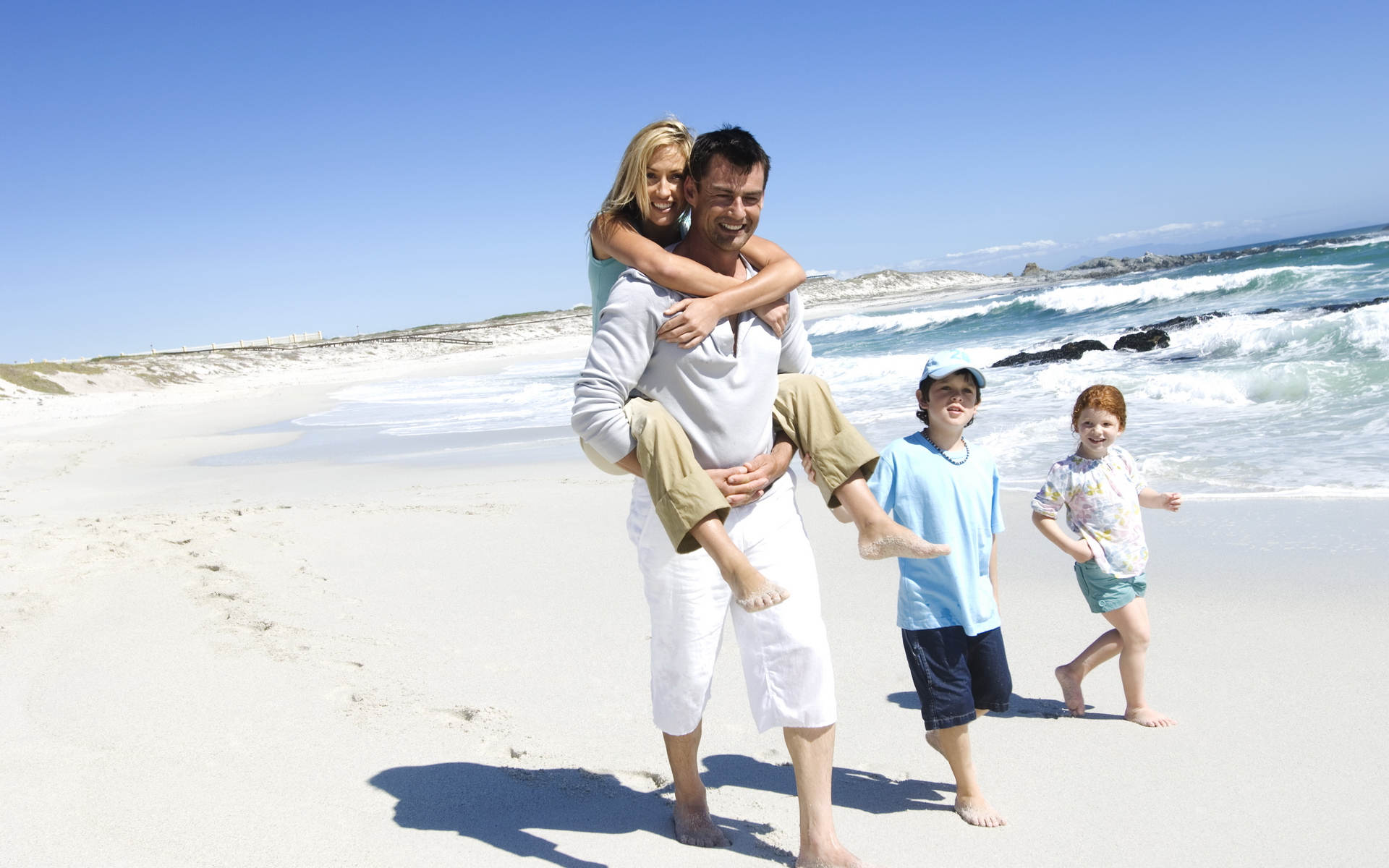 Мама папа на пляже. Счастливая семья на море. Семейная фотосессия на море. Семья со счастливым ребёнком. Семья на побережье океана.