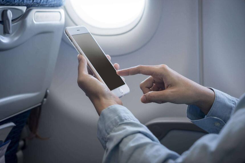 Почему в самолете нельзя включать телефон