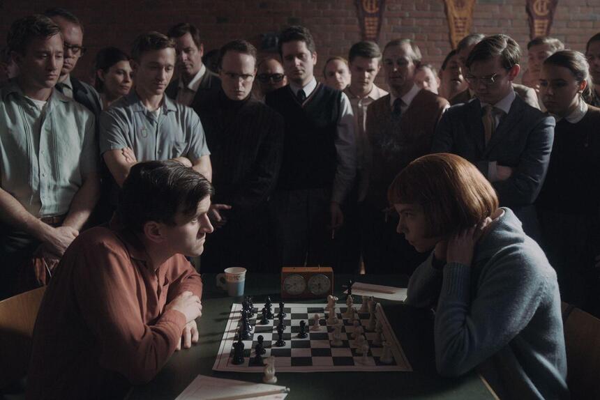 Создатели сериала консультировались с шахматными экспертами, в том числе с бывшим чемпионом мира по шахматам и гроссмейстером Гарри Каспаровым