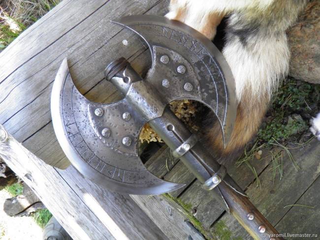 Топор с двумя лезвиями – самое популярное оружие викинга